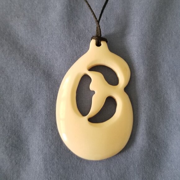 Maori New Zealand Hand Carved Bone Pendant - Picture 4 of 4